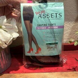 Nwt Spanx Shaping Tights Textured Wishbone.
Refer to pictures for sizing. Size 2